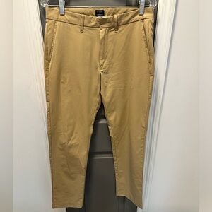 Jcrew Factory men’s Thompson flex lightweight pants. Light tan; size M